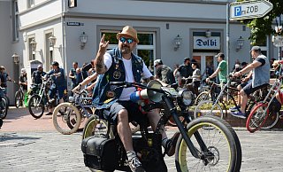 Die Teilnehmer der Ausfahrt hatten viel Spaß beim Präsentieren ihrer Bikes. - Sven Hauhart Die Teilnehmer der Ausfahrt hatten viel Spaß beim Präsentieren ihrer Bikes. - Sven Hauhart