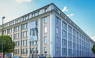 Das Ankergebäude am Stadtholz entstand in den frühen 1920er Jahren. Die Fassade drückt den Zeitgeist aus und ist deshalb laut Historischem Verein von geschichtlichem Wert. - Sarah Jonek Fotografie Das Ankergebäude am Stadtholz entstand in den frühen 1920er Jahren. Die Fassade drückt den Zeitgeist aus und ist deshalb laut Historischem Verein von geschichtlichem Wert. - Sarah Jonek Fotografie