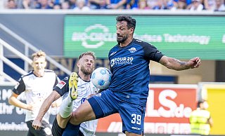 SCP-Stürmer Adriano Grimaldi (l.), hier im Duell mit Ulms Johannes Reichert, sollte gegen Ulms große Verteidiger mit seiner Größe und Physis punkten und stand in der Startelf. - David Inderlied SCP-Stürmer Adriano Grimaldi (l.), hier im Duell mit Ulms Johannes Reichert, sollte gegen Ulms große Verteidiger mit seiner Größe und Physis punkten und stand in der Startelf. - David Inderlied