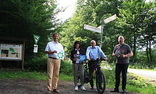 Freuen sich über die Kooperation (v.l.) Landrat Michael Stickeln, Anja Veith (Geschäftsführerin der Touristikzentrale Paderborner Land), Landrat Christoph Rüther und Michael Stolte (Geschäftsführer der GfW im Kreis Höxter). - Gesellschaft für Wirtschaftsförderung Kreis Höxter Freuen sich über die Kooperation (v.l.) Landrat Michael Stickeln, Anja Veith (Geschäftsführerin der Touristikzentrale Paderborner Land), Landrat Christoph Rüther und Michael Stolte (Geschäftsführer der GfW im Kreis Höxter). - Gesellschaft für Wirtschaftsförderung Kreis Höxter