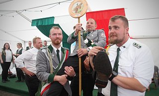 Auf Händen tragen die Obernbecker Schützen ihren Vorsitzenden Björn Holthaus aus dem Festzelt. Der hatte sich zuvor nicht nur den Titel des Bierkönigs gesichert, sondern auch die Königswürde erobert. Ein gelungener Abschluss der zweitägigen Feierlichkeiten. - Felix Eisele Auf Händen tragen die Obernbecker Schützen ihren Vorsitzenden Björn Holthaus aus dem Festzelt. Der hatte sich zuvor nicht nur den Titel des Bierkönigs gesichert, sondern auch die Königswürde erobert. Ein gelungener Abschluss der zweitägigen Feierlichkeiten. - Felix Eisele