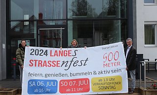 Auszubildene Melek Arslan, Regina Schlüter-Ruff vom Stadtmarketing und Bürgermeister Bernd Dumcke stellen das Programm für das diesjährige Lange Straßenfest vor. - Celina Allard Auszubildene Melek Arslan, Regina Schlüter-Ruff vom Stadtmarketing und Bürgermeister Bernd Dumcke stellen das Programm für das diesjährige Lange Straßenfest vor. - Celina Allard