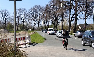 Das 70 Jahre alte Brückenwerk über die Bahnstrecke Hannover-Soest ist marode und wird durch eine neue Brücke ersetzt. - Viktoria Bartsch Das 70 Jahre alte Brückenwerk über die Bahnstrecke Hannover-Soest ist marode und wird durch eine neue Brücke ersetzt. - Viktoria Bartsch