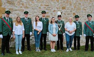 Königsbegleiter Nils Wübbeke (v.l.), Laura Wübbeke und Henrik Glunz, Vivien Czerner und Jan-Niklas Glunz, Königspaar Julia Glunz und Lukas Wübbeke, Melissa Vonderheide und Dominik Wübbeke, Königsbegleiter Marc Parensen. - MARTIN UHE Königsbegleiter Nils Wübbeke (v.l.), Laura Wübbeke und Henrik Glunz, Vivien Czerner und Jan-Niklas Glunz, Königspaar Julia Glunz und Lukas Wübbeke, Melissa Vonderheide und Dominik Wübbeke, Königsbegleiter Marc Parensen. - MARTIN UHE