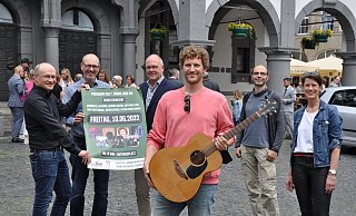 Freuen sich auf das Benefizkonzert am Freitag: Olaf Menne (v. l.) von der Agentur Lautstrom, Christoph Gockel-Böhner, Leiter des Kulturamtes der Stadt Paderborn, Uwe Seibel, Vorsitzender der Werbegemeinschaft Paderborn, Musiker Matthias Lüke sowie Heiko Isermann und Andrée Dietsch vom Ensemble "Anis oder Mandel". - Simon Schulz Freuen sich auf das Benefizkonzert am Freitag: Olaf Menne (v. l.) von der Agentur Lautstrom, Christoph Gockel-Böhner, Leiter des Kulturamtes der Stadt Paderborn, Uwe Seibel, Vorsitzender der Werbegemeinschaft Paderborn, Musiker Matthias Lüke sowie Heiko Isermann und Andrée Dietsch vom Ensemble "Anis oder Mandel". - Simon Schulz