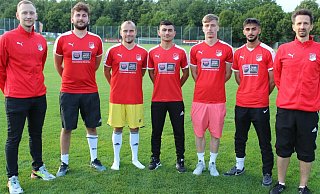 Die Neuen bei Theesen II: Co-Trainer Marcel Stork (v. l.) , Timo Jackobs, Nico Bredemeyer, Faris Ismail Hussein, Tomas Weinfurt, Jusef Osman und Trainer Svetko Sekulovic. - Heinz-Dieter Klusmeyer Die Neuen bei Theesen II: Co-Trainer Marcel Stork (v. l.) , Timo Jackobs, Nico Bredemeyer, Faris Ismail Hussein, Tomas Weinfurt, Jusef Osman und Trainer Svetko Sekulovic. - Heinz-Dieter Klusmeyer