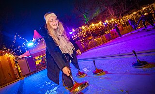 Im vergangenen Jahr versuchte sich NW-Volontärin Pauline Maus beim Eisstockschießen. Auch in diesem Jahr gibt es die Attraktion wieder auf dem Klosterplatz. Die Preise sind sogar gesunken. - Mike-Dennis Müller / www.mdm.photo Im vergangenen Jahr versuchte sich NW-Volontärin Pauline Maus beim Eisstockschießen. Auch in diesem Jahr gibt es die Attraktion wieder auf dem Klosterplatz. Die Preise sind sogar gesunken. - Mike-Dennis Müller / www.mdm.photo