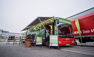 Der Einkaufs-Bus von Rewe und Bahn solle ländliche Gebiete mit Lebensmittel versorgen. - Deutsche Bahn AG Der Einkaufs-Bus von Rewe und Bahn solle ländliche Gebiete mit Lebensmittel versorgen. - Deutsche Bahn AG