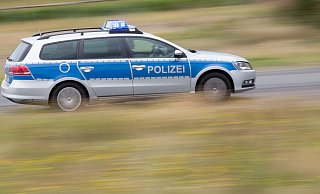 Ein Autofahrer in Höxter missachtet die Anhaltesignale der Polizei. - picture alliance/dpa/Friso Gentsch Ein Autofahrer in Höxter missachtet die Anhaltesignale der Polizei. - picture alliance/dpa/Friso Gentsch