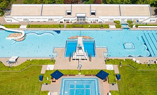 Das Wiesenbad, das größte Freibad in Bielefeld, ist sehr beliebt. Insbesondere der Sprungturm mit zehn Metern Höhe gilt als Nervenkitzel für die Badegäste. - Bielefelder Bäder Das Wiesenbad, das größte Freibad in Bielefeld, ist sehr beliebt. Insbesondere der Sprungturm mit zehn Metern Höhe gilt als Nervenkitzel für die Badegäste. - Bielefelder Bäder