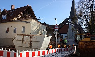 Eine Ära geht zu Ende, die Bagger rücken an: Das marode Jugendheim ist nun bald Geschichte. Das Abrissunternehmen Frobieter aus Pr. Oldendorf entsorgt alle Materialien. - Sigrid Dittmann Eine Ära geht zu Ende, die Bagger rücken an: Das marode Jugendheim ist nun bald Geschichte. Das Abrissunternehmen Frobieter aus Pr. Oldendorf entsorgt alle Materialien. - Sigrid Dittmann