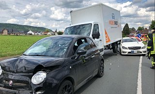 Der Kleinlaster ist auf den Fiat aufgefahren, mit dem Kleinlaster wiederum kollidierte der Mercedes. - Polizei Kreis Höxter Der Kleinlaster ist auf den Fiat aufgefahren, mit dem Kleinlaster wiederum kollidierte der Mercedes. - Polizei Kreis Höxter