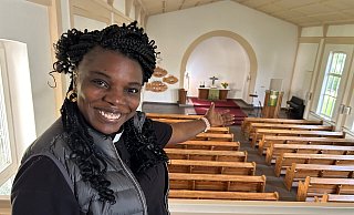 Leita Ngoy (42) ist seit Januar Pfarrerin im Probedienst der evangelischen Kirchengemeinde Gütersloh. Jetzt lädt sie zu interkulturellen Gottesdiensten "wie in Afrika" in die Johanneskirche in Pavenstädt ein. - Christian Bröder Leita Ngoy (42) ist seit Januar Pfarrerin im Probedienst der evangelischen Kirchengemeinde Gütersloh. Jetzt lädt sie zu interkulturellen Gottesdiensten "wie in Afrika" in die Johanneskirche in Pavenstädt ein. - Christian Bröder