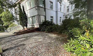Auch vor dem Standesamt am Ostkorso - einem öffentlichen Gebäude - dominiert eine Steinwüste. Foto: Elke Niedringhaus-Haasper - Elke Niedringhaus-Haasper Auch vor dem Standesamt am Ostkorso - einem öffentlichen Gebäude - dominiert eine Steinwüste. Foto: Elke Niedringhaus-Haasper - Elke Niedringhaus-Haasper