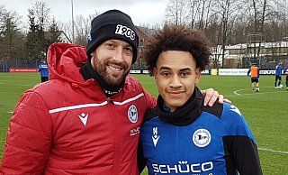 Monju Thaddäus Momuluh wird von DSC-Coach Mitch Kniat beim ersten Training begrüßt. - Gregor Winkler Monju Thaddäus Momuluh wird von DSC-Coach Mitch Kniat beim ersten Training begrüßt. - Gregor Winkler