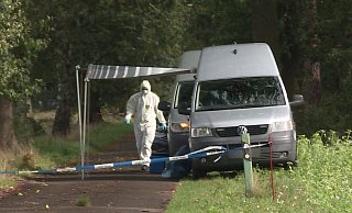 Mitarbeiter der Spurensicherung sind an einem Waldstück in der Region Hannover am vergangenen Freitag im Einsatz. Pilzsammler haben dort menschliche Knochen gefunden. Weitere Untersuchungen stehen an. - dpa Mitarbeiter der Spurensicherung sind an einem Waldstück in der Region Hannover am vergangenen Freitag im Einsatz. Pilzsammler haben dort menschliche Knochen gefunden. Weitere Untersuchungen stehen an. - dpa