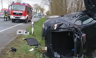 Aus bisher ungeklärter Ursache kam der Astra auf der B252 bei Brakel von der Straße ab, überschlug sich und landete im Graben. - Burkhard Battran Aus bisher ungeklärter Ursache kam der Astra auf der B252 bei Brakel von der Straße ab, überschlug sich und landete im Graben. - Burkhard Battran