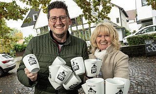 Christian Bökenkamp und Astrid Brausch haben keine Tassen mehr im Schrank, denn die gibt es jetzt exklusiv in vier Geschäften in Schildesche sowie an der Abendkasse. - © Jörg Dieckmann - www. dieckmann-fotodesign.de Christian Bökenkamp und Astrid Brausch haben keine Tassen mehr im Schrank, denn die gibt es jetzt exklusiv in vier Geschäften in Schildesche sowie an der Abendkasse. - © Jörg Dieckmann - www. dieckmann-fotodesign.de