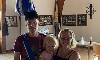 Das Königspaar: Andre und Anna-Lena Graute mit Töchterchen Clara. - Schützen Das Königspaar: Andre und Anna-Lena Graute mit Töchterchen Clara. - Schützen