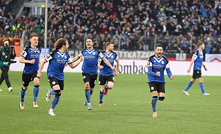 Sturm auf den Pott? Die Spieler des DSC Arminia waren nach dem Halbfinalsieg gegen Münster schon völlig aus dem Häuschen. - Oliver Krato Sturm auf den Pott? Die Spieler des DSC Arminia waren nach dem Halbfinalsieg gegen Münster schon völlig aus dem Häuschen. - Oliver Krato