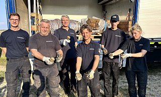Das Team des Kampfmittel-Beseitigungsdienstes hält die Zünder der entschärften Bomben in die Kamera. - Barbara Franke Das Team des Kampfmittel-Beseitigungsdienstes hält die Zünder der entschärften Bomben in die Kamera. - Barbara Franke