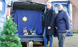 Gemeindereferentin Eva-Maria Dierkes und Pfarrgemeinderatsmitglied Silke Kosfeld (v.l.) werden am Heiligabend wieder mit dem Christ-Mobil durch Gütersloh fahren. - Anja Hustert Gemeindereferentin Eva-Maria Dierkes und Pfarrgemeinderatsmitglied Silke Kosfeld (v.l.) werden am Heiligabend wieder mit dem Christ-Mobil durch Gütersloh fahren. - Anja Hustert