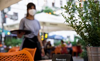 Servicekraft händeringend gesucht: Viele Hotels und Gaststätten finden aktuell kein Personal. - NGG Servicekraft händeringend gesucht: Viele Hotels und Gaststätten finden aktuell kein Personal. - NGG