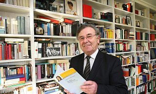 Manfred Ragati war ein Büchernarr und kulturell umfassend interessiert. - Frank-Michael Kiel-Steinkamp Manfred Ragati war ein Büchernarr und kulturell umfassend interessiert. - Frank-Michael Kiel-Steinkamp
