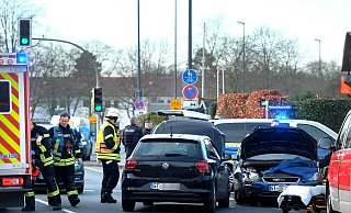 Zwei Autos sind auf der Herzebrocker Straße in Gütersloh frontal ineinander gekracht. - Andreas Frücht Zwei Autos sind auf der Herzebrocker Straße in Gütersloh frontal ineinander gekracht. - Andreas Frücht