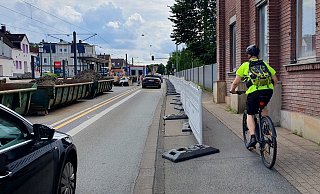 Plötzlich auf halber Strecke tauchen sie auf - haufenweise rotweiße Baken. Sie stehen auf dem Gehweg herum, der für Radler freigegeben ist. Warum, das erschließt sich nicht. Sie machen alles vor allem extrem eng. - Kurt Ehmke Plötzlich auf halber Strecke tauchen sie auf - haufenweise rotweiße Baken. Sie stehen auf dem Gehweg herum, der für Radler freigegeben ist. Warum, das erschließt sich nicht. Sie machen alles vor allem extrem eng. - Kurt Ehmke