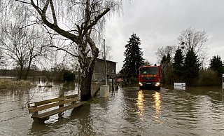 Mit dem Rüstwagen aus Werste ging es für die Feuerwehr rückwärts durchs Hochwasser. - Nicole Sielermann Mit dem Rüstwagen aus Werste ging es für die Feuerwehr rückwärts durchs Hochwasser. - Nicole Sielermann