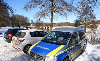 Im Februar waren Mitarbeiter des Ordnungsamtes und Polizeibeamte am Obersee, um Schlittschuhläufer vor dem Betreten zu warnen. - Barbara Franke Im Februar waren Mitarbeiter des Ordnungsamtes und Polizeibeamte am Obersee, um Schlittschuhläufer vor dem Betreten zu warnen. - Barbara Franke