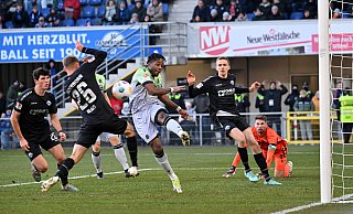 In dieser Szene lauern Moritz Flotho (l.) sowie seine Teamkollegen Filip Bilbija (r.) und Sebastian Klaas (Nr. 26) vergeblich auf den Ball, den 96-Verteidiger Bright Arrey Mbi aus der Gefahrenzone schlägt. - Imago Images In dieser Szene lauern Moritz Flotho (l.) sowie seine Teamkollegen Filip Bilbija (r.) und Sebastian Klaas (Nr. 26) vergeblich auf den Ball, den 96-Verteidiger Bright Arrey Mbi aus der Gefahrenzone schlägt. - Imago Images