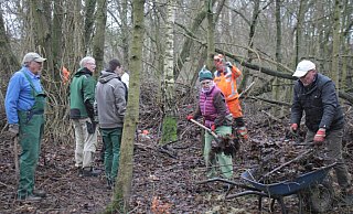Auch Sabine Fipp vom städtischen Amt für Planung, Umwelt und Grünflächen hat am Doberg kräftig mit angepackt. Am linken Bildrand Friedhelm Diebrok vom NABU, der die Aktion angeregt hatte. - Meiko Haselhorst Auch Sabine Fipp vom städtischen Amt für Planung, Umwelt und Grünflächen hat am Doberg kräftig mit angepackt. Am linken Bildrand Friedhelm Diebrok vom NABU, der die Aktion angeregt hatte. - Meiko Haselhorst