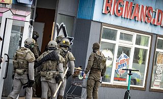 Die SEK-Beamten sind gut sichtbar mit Kettenhemden geschützt, die im Ernstfall Messerstiche und -schnitte verhindern. - Mike-Dennis Müller / www.mdm.photo Die SEK-Beamten sind gut sichtbar mit Kettenhemden geschützt, die im Ernstfall Messerstiche und -schnitte verhindern. - Mike-Dennis Müller / www.mdm.photo