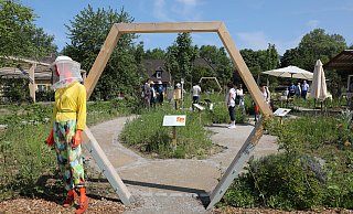 Die Ausstellungsfläche der Imker wird durch ein Tor in Waben-Form betreten. - Simone Flörke Die Ausstellungsfläche der Imker wird durch ein Tor in Waben-Form betreten. - Simone Flörke