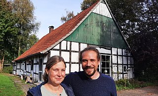 Lena Büscher und Manuel Männle vor ihrem fast 200 Jahre alten Kotten auf dem Ströhen. - Jonas Damme Lena Büscher und Manuel Männle vor ihrem fast 200 Jahre alten Kotten auf dem Ströhen. - Jonas Damme