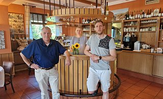 Frank, Bettina und Falk Schmedtmann (r.) übernehmen die Gastronomie im Golfclub Marienfeld. Sie verlassen den TC Blau-Weiß Halle unfreiwillig. - Uwe Pollmeier Frank, Bettina und Falk Schmedtmann (r.) übernehmen die Gastronomie im Golfclub Marienfeld. Sie verlassen den TC Blau-Weiß Halle unfreiwillig. - Uwe Pollmeier