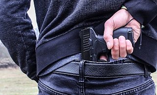 Die Tatverdächtigen hantierten mit einer Waffe herum und bedrohten andere Menschen. - Symbolfoto: Pixabay Die Tatverdächtigen hantierten mit einer Waffe herum und bedrohten andere Menschen. - Symbolfoto: Pixabay