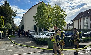 Mit zahlreichen beruflichen und ehrenamtlichen Kräften rückte die Feuewehr Paderborn zu einem gemeldeten Zimmerbrand in der Karl-Sonnenschein-Straße im Riemekeviertel aus. - Ralph Meyer Mit zahlreichen beruflichen und ehrenamtlichen Kräften rückte die Feuewehr Paderborn zu einem gemeldeten Zimmerbrand in der Karl-Sonnenschein-Straße im Riemekeviertel aus. - Ralph Meyer