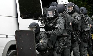 In den frühen Morgenstunden gab es einen SEK-Einsatz in Schloß Neuhaus. - Themenfoto: Patrick Menzel In den frühen Morgenstunden gab es einen SEK-Einsatz in Schloß Neuhaus. - Themenfoto: Patrick Menzel