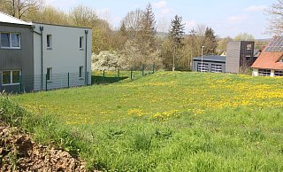Der geplante Standort hinter der Feuerwehr aus Perspektive des DLRG-Vereinsgeländes. Vorne links befindet sich die bestehende Unterkunft am Heinrich-Kluge-Weg. - Burkhard Battran Der geplante Standort hinter der Feuerwehr aus Perspektive des DLRG-Vereinsgeländes. Vorne links befindet sich die bestehende Unterkunft am Heinrich-Kluge-Weg. - Burkhard Battran