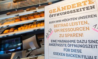 Diese Filiale von Goeken backen schließt derzeit um 17.30 Uhr. Die Bäckerei passt die Öffnungszeiten für ihre Standorte individuell an. - Niklas Tüns Diese Filiale von Goeken backen schließt derzeit um 17.30 Uhr. Die Bäckerei passt die Öffnungszeiten für ihre Standorte individuell an. - Niklas Tüns