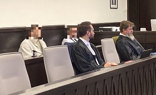 Bert F. (v. l.) und Ansgar S. sitzen hinter ihren Verteidigern Jan-Christian Hochmann und Hagen Seipel. - Jutta Steinmetz Bert F. (v. l.) und Ansgar S. sitzen hinter ihren Verteidigern Jan-Christian Hochmann und Hagen Seipel. - Jutta Steinmetz