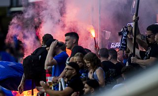 Auch nach dem Schlusspfiff der Partie SC Paderborn gegen Darmstadt 98 wurde Pyrotechnik gezündet. - David Inderlied/dpa Auch nach dem Schlusspfiff der Partie SC Paderborn gegen Darmstadt 98 wurde Pyrotechnik gezündet. - David Inderlied/dpa