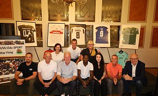 Für das Delbrücker Projekt "NGUVU Edu Sport" engagieren sich (vorne v. l.) János Bayer, Maurice Mulcahy, Frank Brinkschröder, Frederick und Kari Otieno, Lothar Firlej und Bernhard Hoppe-Biermeyer sowie (hinten v. l.) Petra Wilmes, Uwe Hünemeier und Ingrid Klaus. - Regina Brucksch Für das Delbrücker Projekt "NGUVU Edu Sport" engagieren sich (vorne v. l.) János Bayer, Maurice Mulcahy, Frank Brinkschröder, Frederick und Kari Otieno, Lothar Firlej und Bernhard Hoppe-Biermeyer sowie (hinten v. l.) Petra Wilmes, Uwe Hünemeier und Ingrid Klaus. - Regina Brucksch