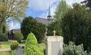 Der Dehmer Friedhof mit angrenzender Kirche ist den Augen des Verbandes von hoher Qualität und mit Atmosphäre. - Nicole Sielermann Der Dehmer Friedhof mit angrenzender Kirche ist den Augen des Verbandes von hoher Qualität und mit Atmosphäre. - Nicole Sielermann