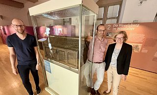 Der Reliquienschrein für die Gebeine des Hl. Meinolf stammt etwa aus dem Jahr 1220. Er gehört zu den besonderen Exponaten der Sonderausstellung. Konzipiert haben sie (v. l.) Museumschefin Kirsten John-Stucke, Erik Beck und Daniel Götte. Die Schau ist geöffnet vom 17. Juni bis zum 17. September. - Jens Reddeker Der Reliquienschrein für die Gebeine des Hl. Meinolf stammt etwa aus dem Jahr 1220. Er gehört zu den besonderen Exponaten der Sonderausstellung. Konzipiert haben sie (v. l.) Museumschefin Kirsten John-Stucke, Erik Beck und Daniel Götte. Die Schau ist geöffnet vom 17. Juni bis zum 17. September. - Jens Reddeker