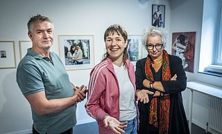 Sie halten ihre Vorstellungen von Familie künstlerisch fest – Peter Möller inszenierte sich auf Island, Martina Minette Dreier malte Frauenpaare aus dem 19. Jahrhundert in Ei-Tempera und Jessica Kroll-Holtmann bietet eigenwillige Barbiepuppen-Szenen (v.l.). - Sarah Jonek Sie halten ihre Vorstellungen von Familie künstlerisch fest – Peter Möller inszenierte sich auf Island, Martina Minette Dreier malte Frauenpaare aus dem 19. Jahrhundert in Ei-Tempera und Jessica Kroll-Holtmann bietet eigenwillige Barbiepuppen-Szenen (v.l.). - Sarah Jonek