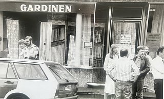 13. August 1981: Helle Aufregung am Tatort und vor dem Gardinenfachgeschäft an der Isselhorster Straße in Avenwedde. Kriminalpolizisten beginnen mit ihren Ermittlungen, Schaulustige beobachten das Geschehen. Fotos: Wolfgang Wotke - Wolfgang Wotke 13. August 1981: Helle Aufregung am Tatort und vor dem Gardinenfachgeschäft an der Isselhorster Straße in Avenwedde. Kriminalpolizisten beginnen mit ihren Ermittlungen, Schaulustige beobachten das Geschehen. Fotos: Wolfgang Wotke - Wolfgang Wotke